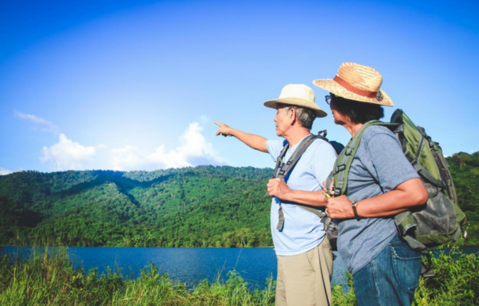 Parent suivant une formation en ligne sur ordinateur